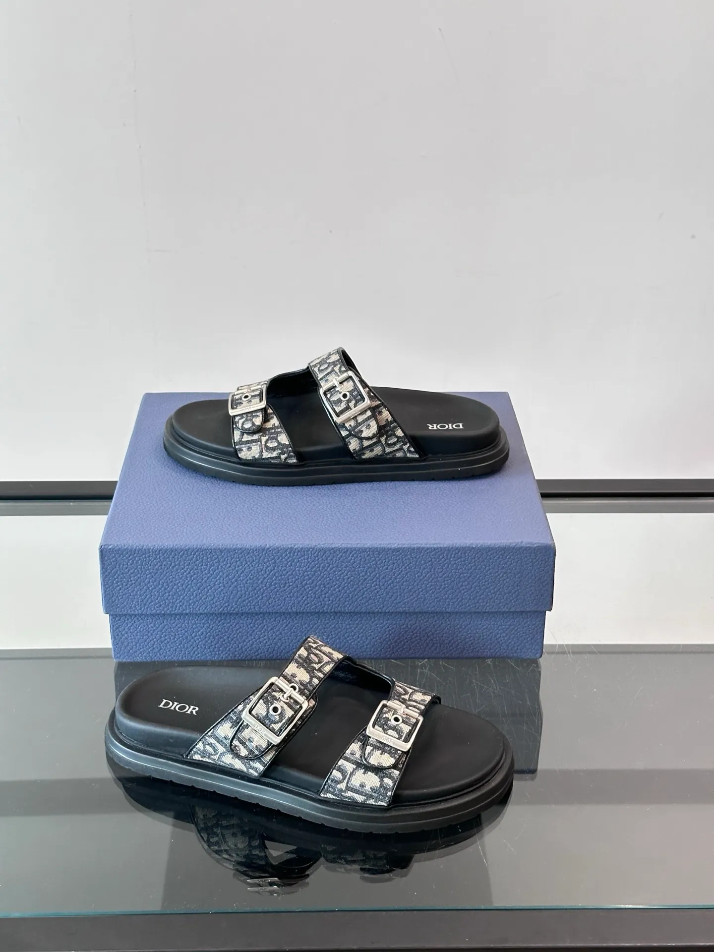 Factory price: 300💰Dior Aqua men's sandals and slippers. Showcasing Dior haute couture design. The Dior gray suede strap is accented with an aluminum Dior buckle for added style. Paired with a comfortable tonal notch sole, they pair easily with shorts or jeans for a sophisticated look. Main body: suede cow leather, technical fabric lining: cow leather, with adjustable straps, aluminum Dior buckle, Dior gray EVA insole, tonal notch rubber outsole splicing structure👌👌 size: 38-44 (45.46 customized)